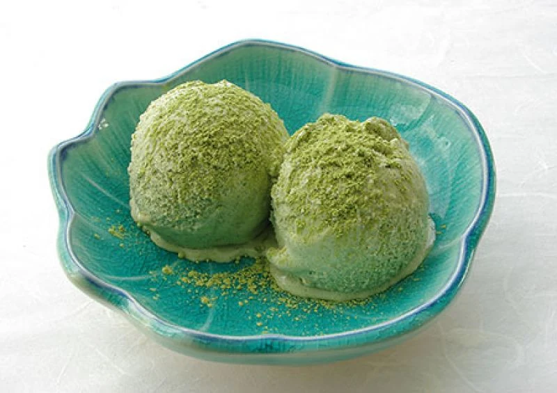 Matcha-Eis in Keramikschale