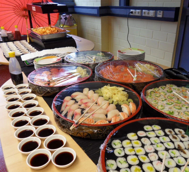 Sushi-Catering-Buffet mit Nigiri und Maki