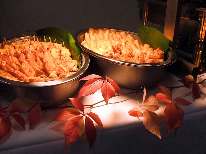 Tempura und Frühlingsrollen für Catering-Events